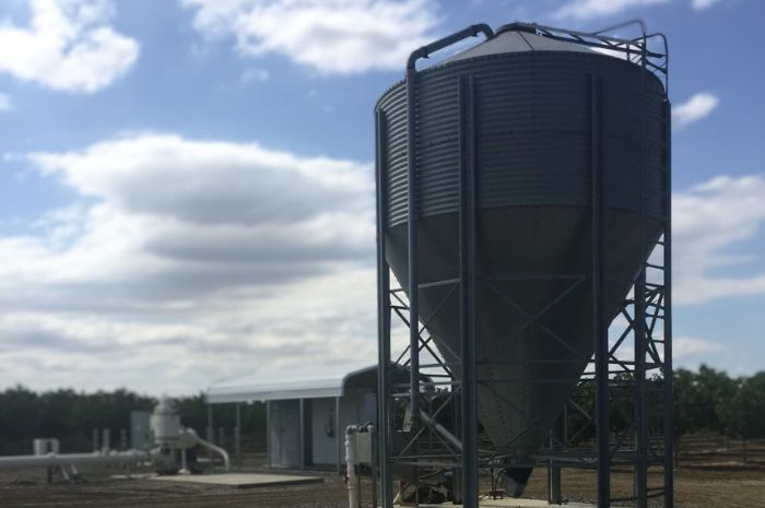 Dry storage silo for solution gypsum in the field. Dry storage silo for solution gypsum in the field.